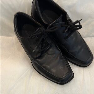 Boys size 1.5 dress shoes   Black vinyl very good condition.